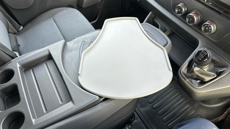 Renault Master Mwb Diesel Fwd MM35 Blue dCi 135 Advance Medium Roof Van